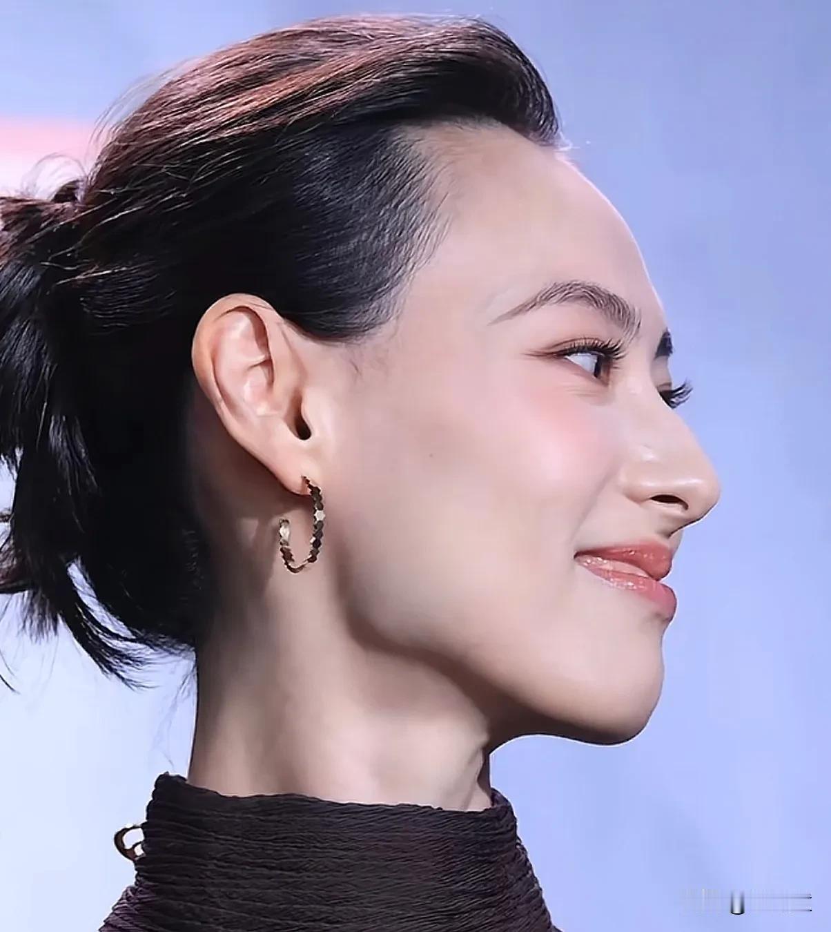 原来大家都是懂美女的，许久未公开出席活动的梁洛施，亮相微博电影之夜，37岁的她，