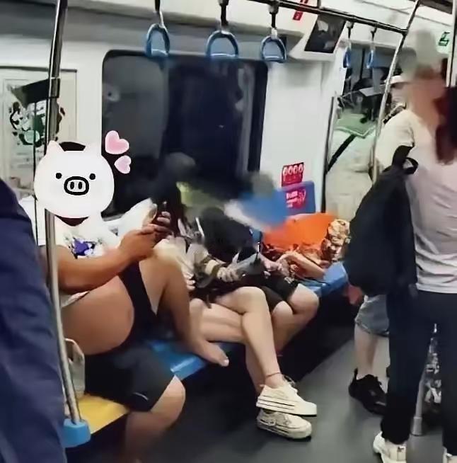 这阿姨能不能注意点,这是公共场合,地铁不是你家客厅。