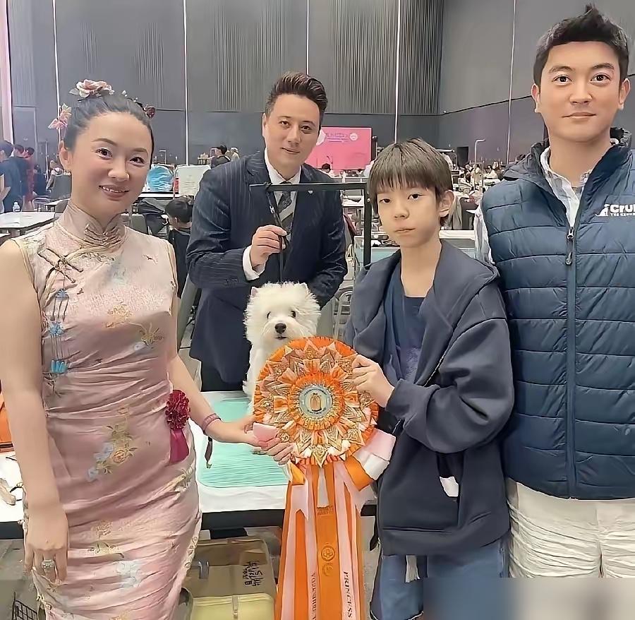 网络上一直有讨论，嗯哼的长相不像杜江与霍思燕，反倒和霍思燕的父亲十分相像，隔代遗