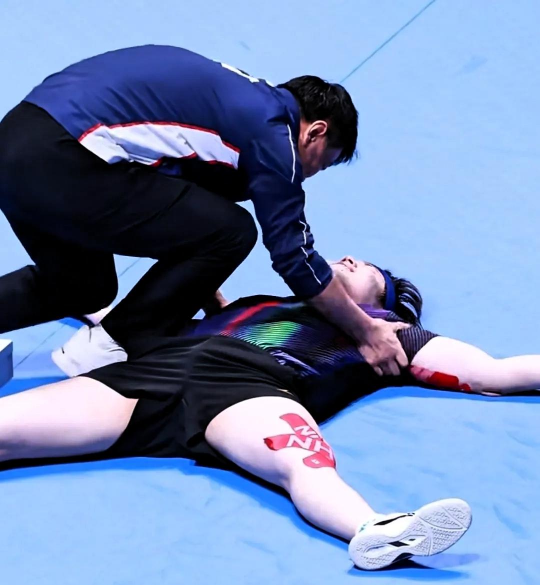 王皓真的好像急救人员，一下冲过来，还摇晃王楚钦“先生？先生？你怎么了？”确认