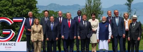 真不明白，怎么哪里都有他！穿着裙子忙着全世界打卡，难不成是为了避暑？最近的国际