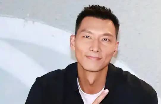 易建联退役后选择曝光！拒留广东宏远任职，选择自主发展作为中国男篮传奇，阿