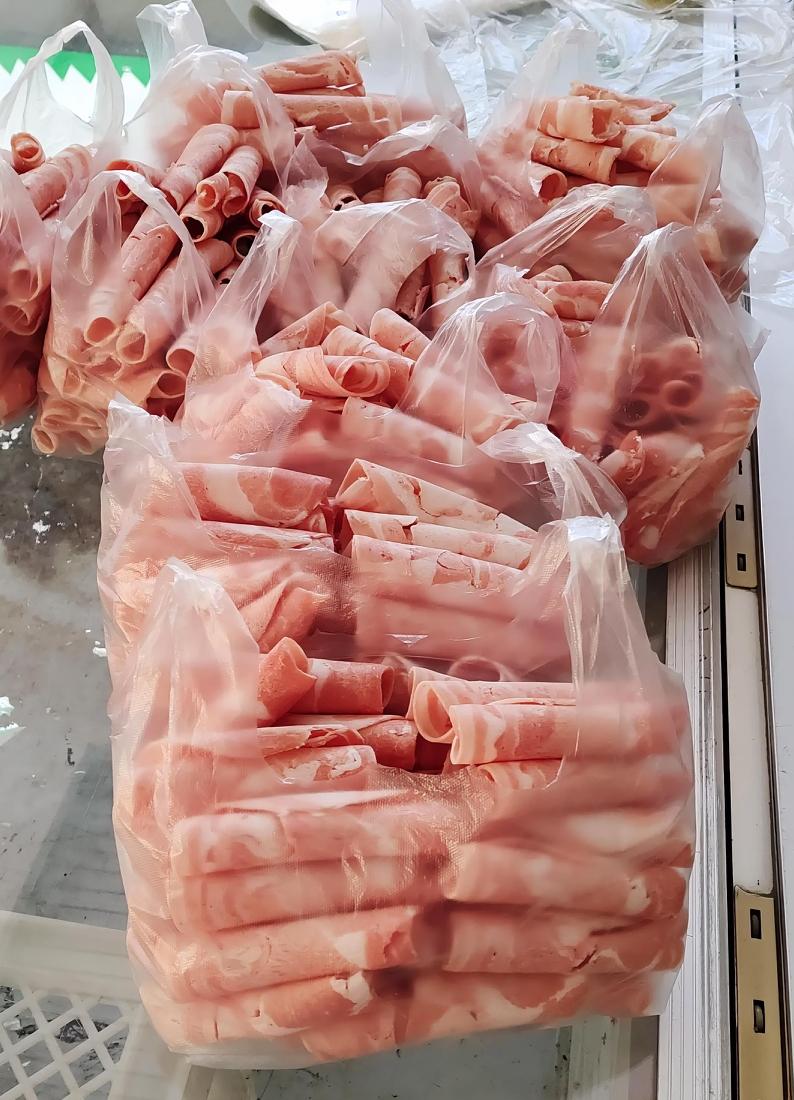 今天早上5点多，石先生终于抢到了从郑州到漯河的火车票。接下来就是准备往家带的年货