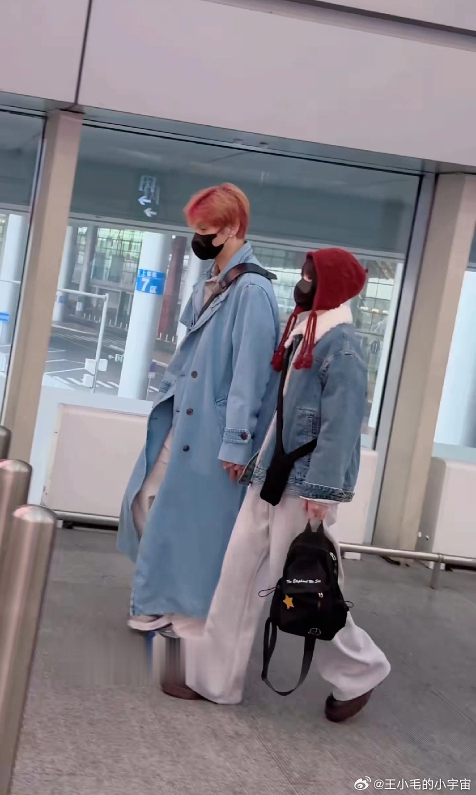 李荣浩和杨丞琳看起来就是俩大学生嘛，就他俩这穿搭，谁能看出俩人都是40+的人了？