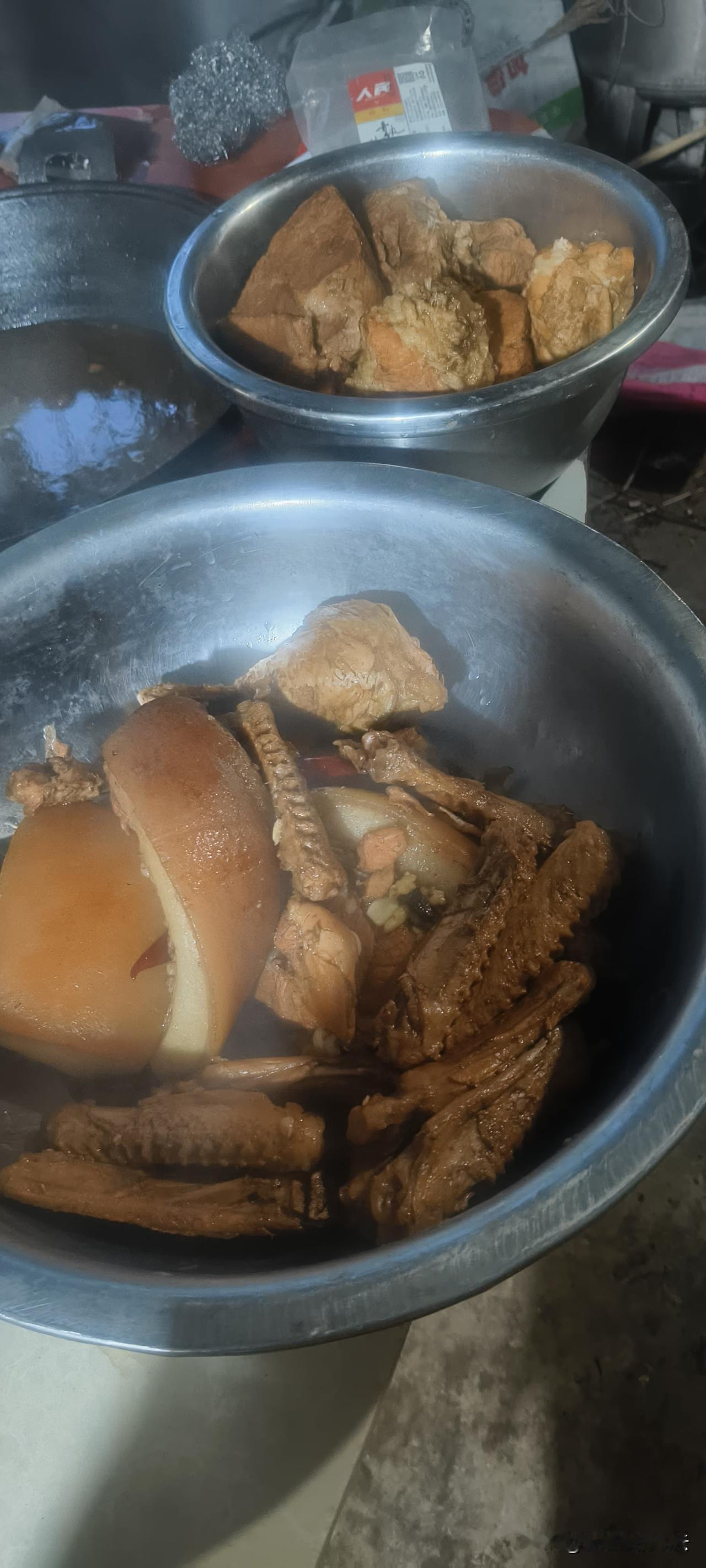 也没用多复杂的配方，就去镇上市场买了一包卤肉包，仅仅花了5元。其次又买了几斤半肥