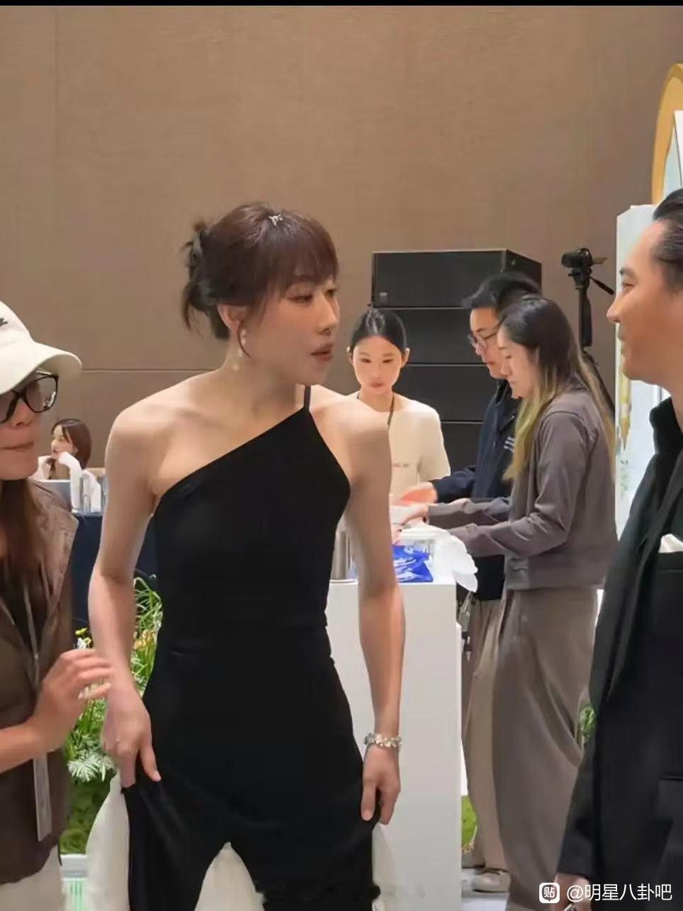 五官比例不好，中庭太长了不懂就问：她长的很高，皮肤很白，演技也很好，但是没有美感