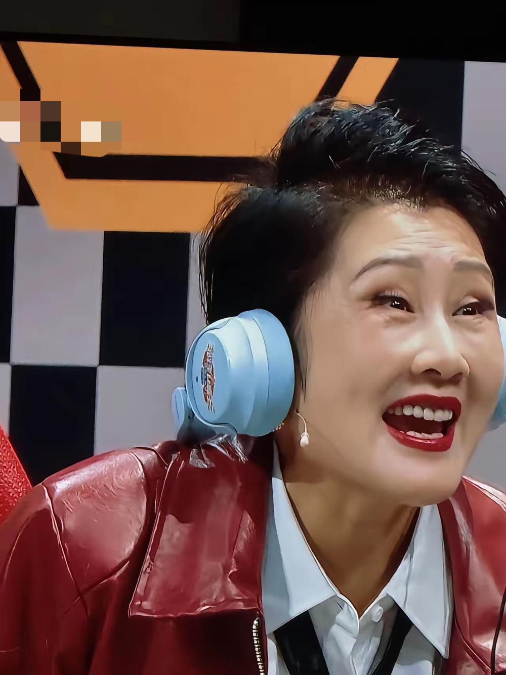 张凯丽的眼睛怎么回事？怎么看起来这么别扭啊？年轻时的眼睛说不上多好看，但最