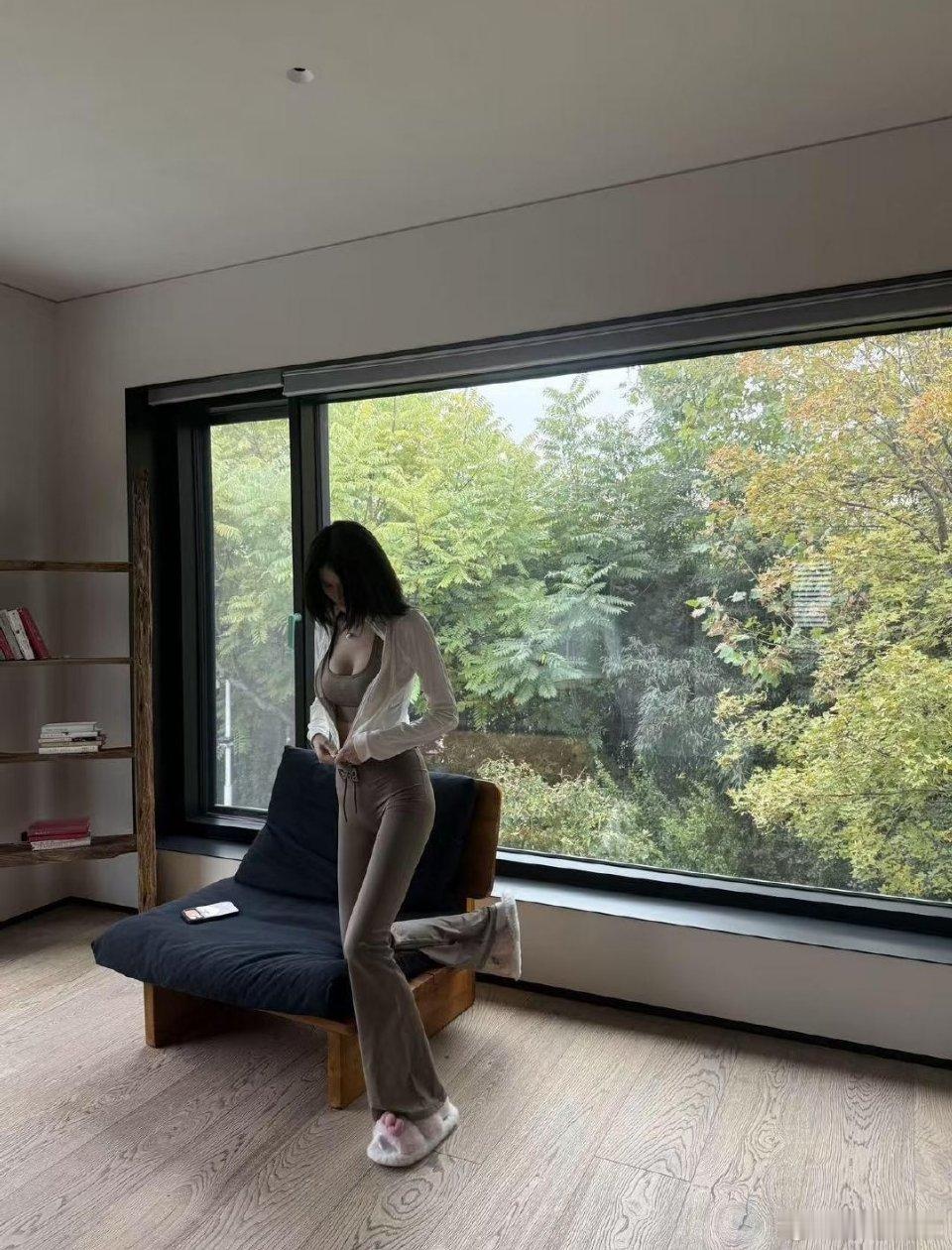 跪求何穗直播出一个产后恢复的教程，从官宣生子到今天还没一个月吧，这状态哪像刚生了