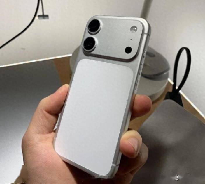 我做数码测评这么久，看完iPhone18标准版真机谍照，第一眼真分不清和iPho