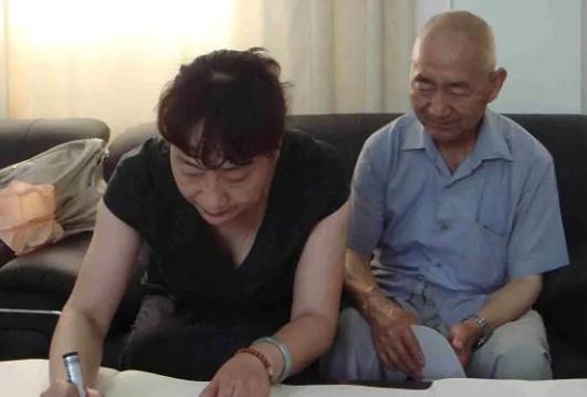 1936年，西路军兵败溃散，有身孕的陈素娥不幸被俘，马元海见她容貌出众，强行要纳