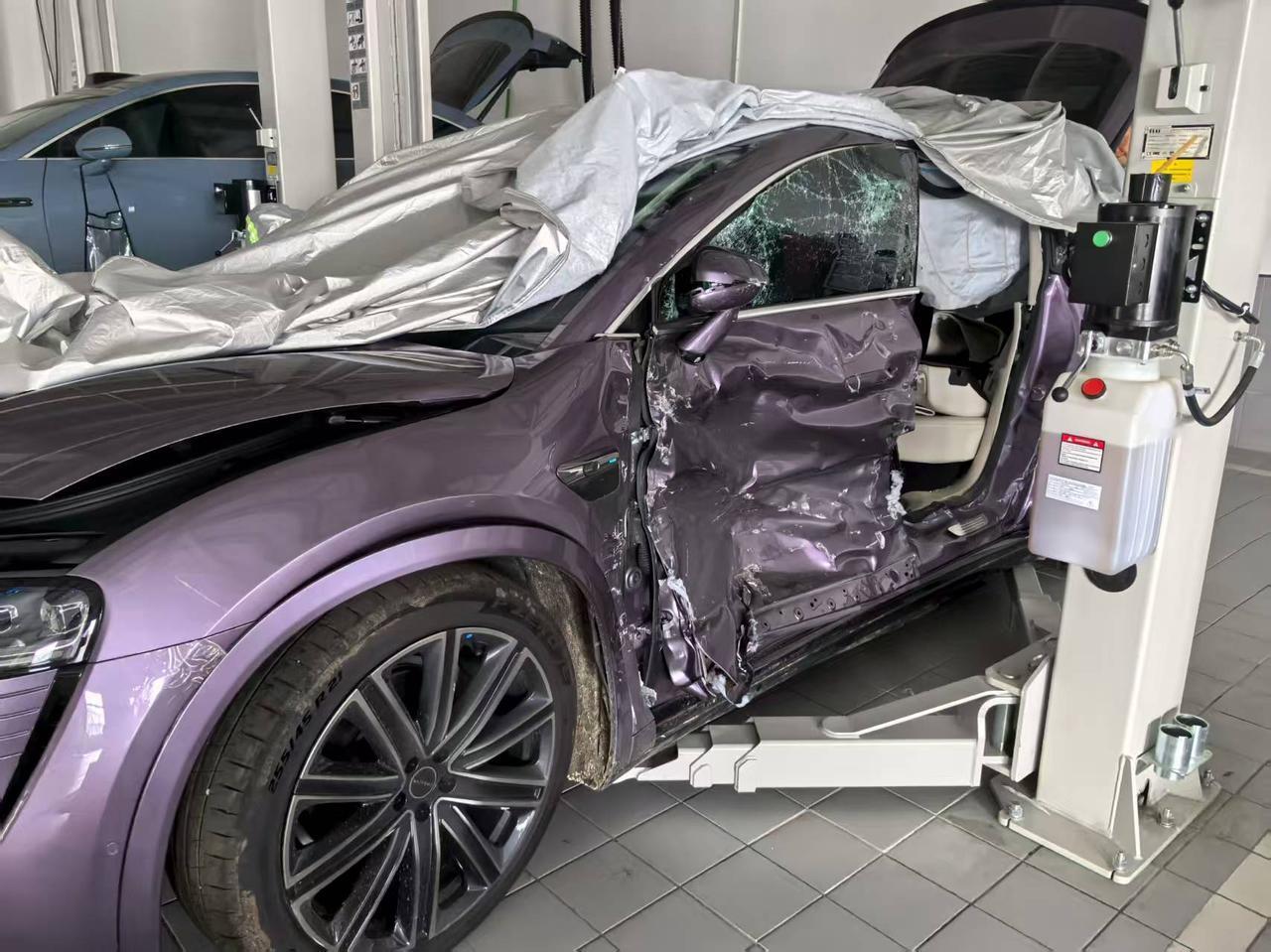 从全损到换车：智界的安全实力，赢得用户认可最近智界S7高速遭双卡车夹击全损，车