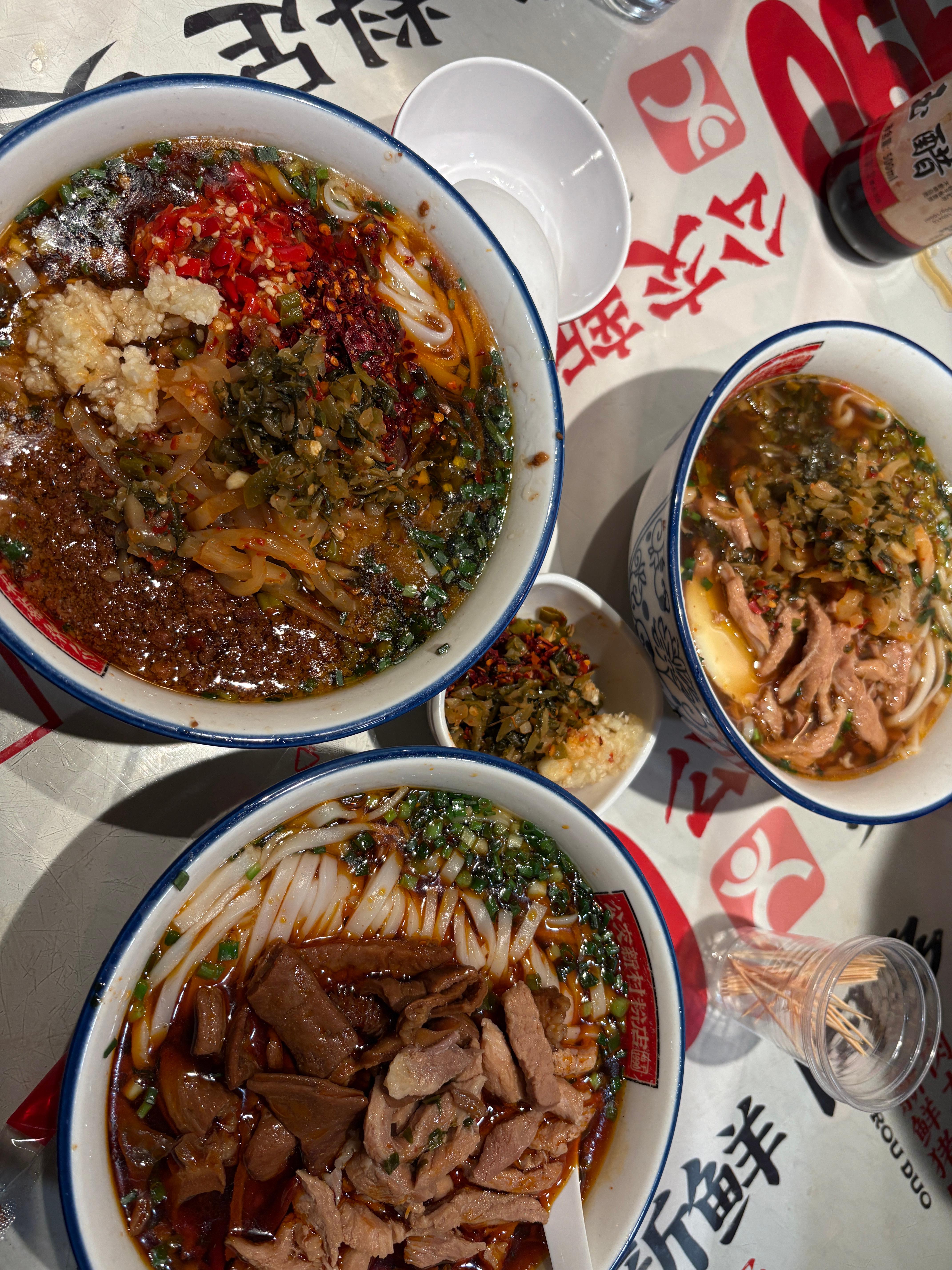 长沙人是不是不用睡觉的？凌晨三点嗦粉，人还不少，头发白了的老人家都有好多。路边的