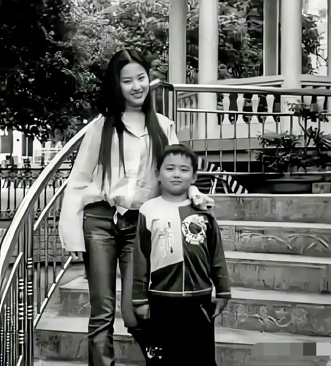 大家知道神仙姐姐刘亦菲身旁的小少年是谁吗？神仙姐姐估计做梦也想不到吧，当年自己身