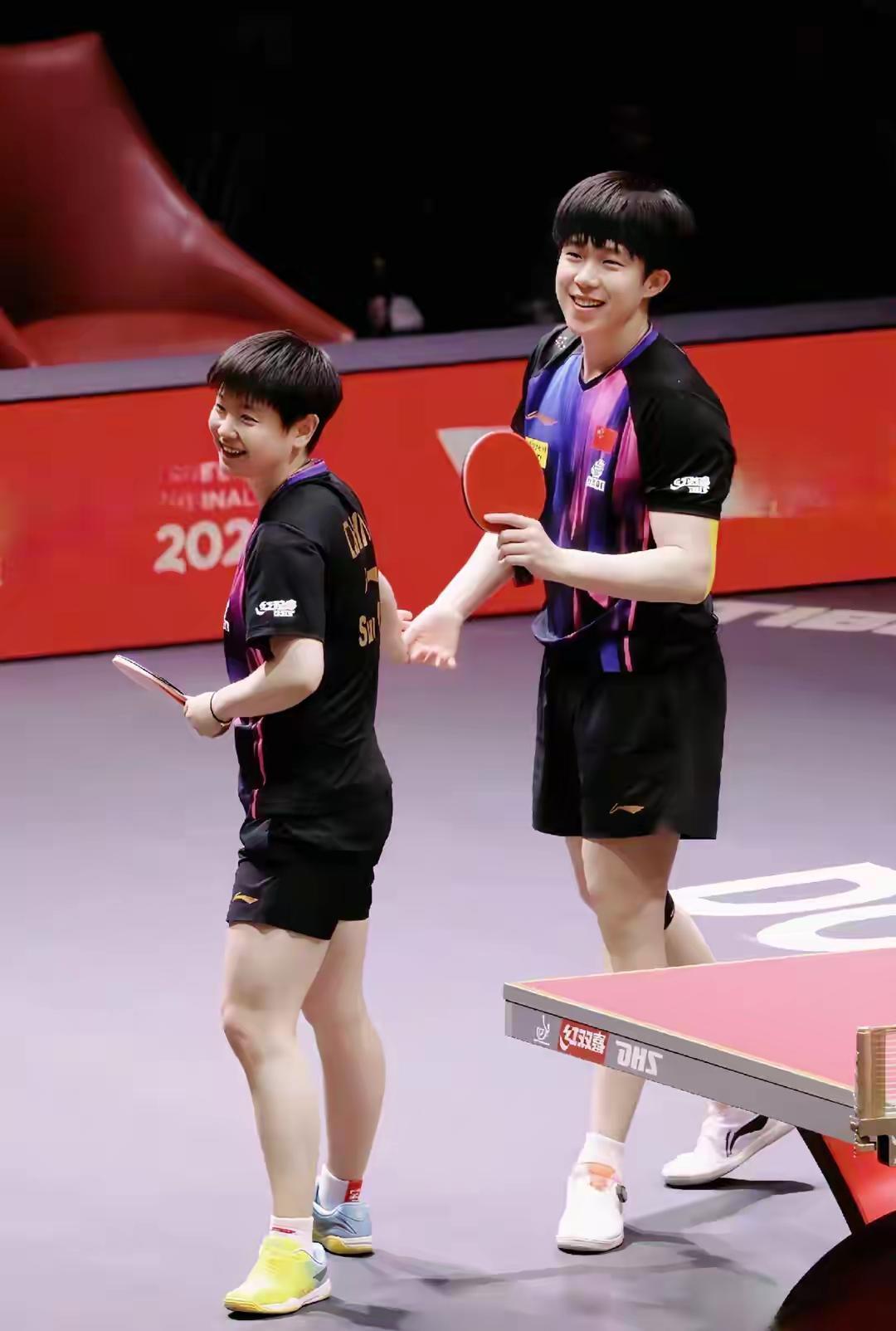 王楚钦孙颖莎同台对练看这对练也太燃了！莎头组合的默契真不是盖的，发球接招全是细节