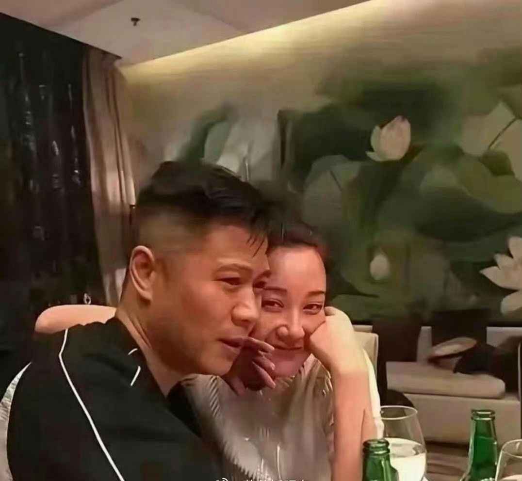 57岁的许晴私下聚会也太放得开了，喝得满脸通红，跟男性朋友搂抱一点不避讳，托着脸蛋笑起来还跟小姑娘一