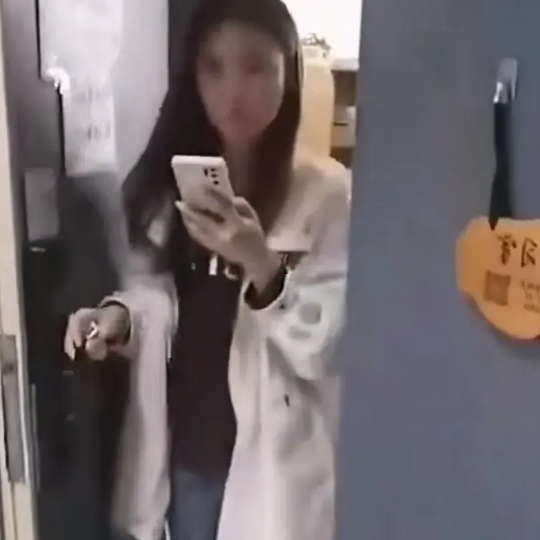 小伙突发奇想，未提前通知异地恋的女友，就直接跨越500公里过去看她。想象中女友应