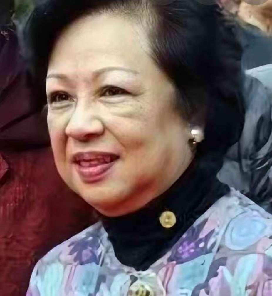董建华夫人89岁了，丈夫曾要离婚，她硬是用三年不吭声把家救回来。2003年4月1