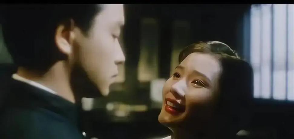 何赛飞老师说起个事，听着挺唏嘘。她说以前合作过一位港台老演员，戏里是硬汉，戏外一