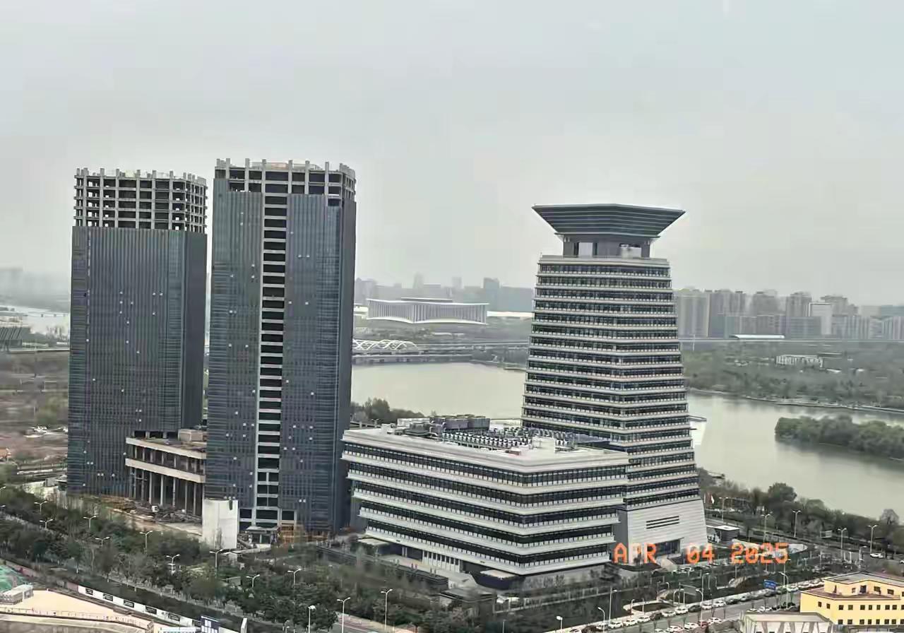 由中登集团在西安浐灞区投资约十亿建造的苏陝金融中心。当然了，十亿没有花进去，只是