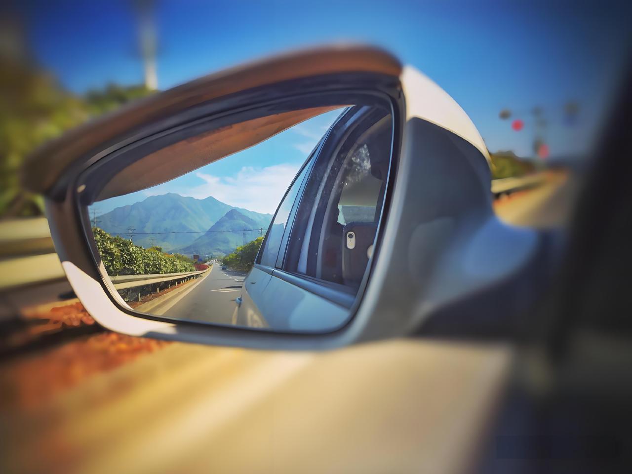 【关于开车的智慧（2）：后视镜中的过往】开车时，不时看看后视镜，是为了确保安全，