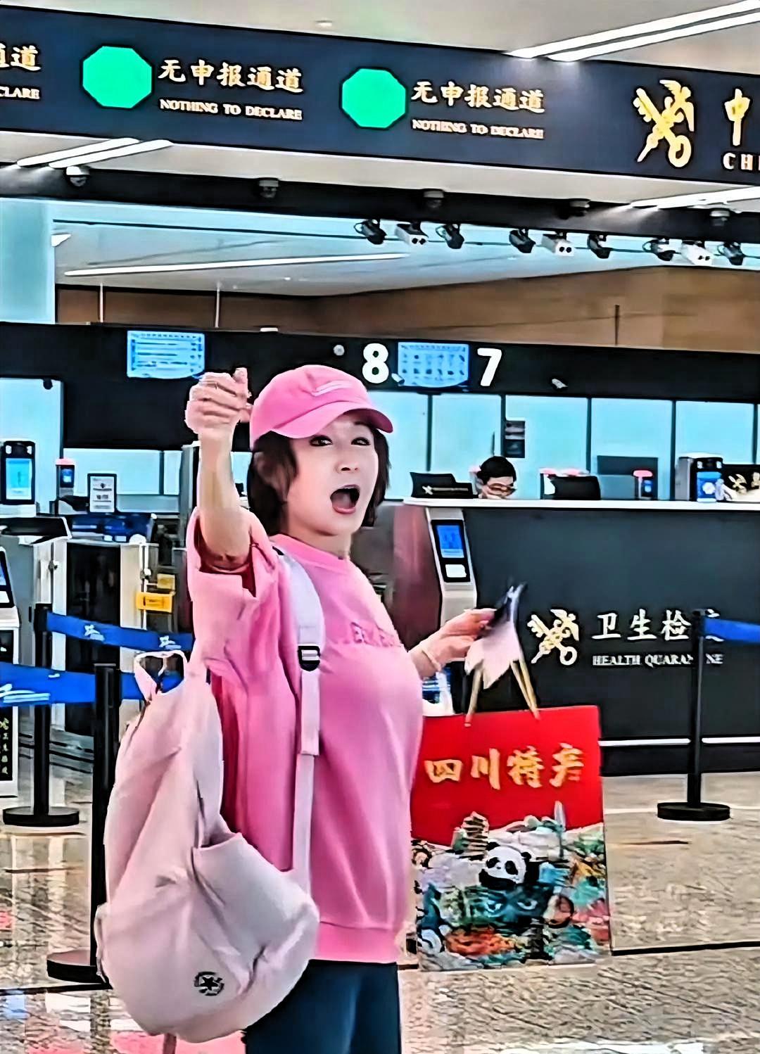 81岁潘迎紫被骂“假面”，我却觉得她赢了4月5日，成都机场。81岁的潘迎