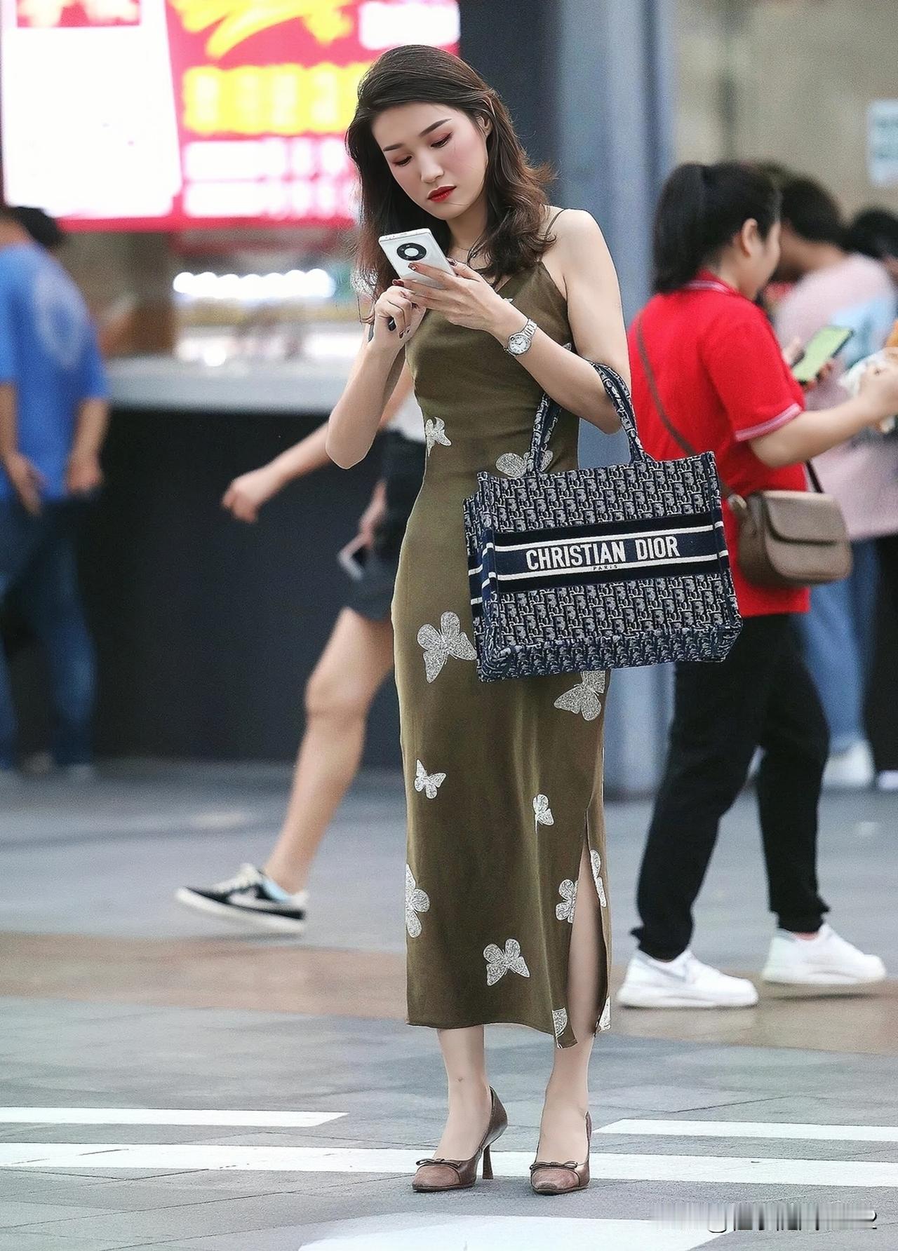 繁华街头，手执香包，心随影动