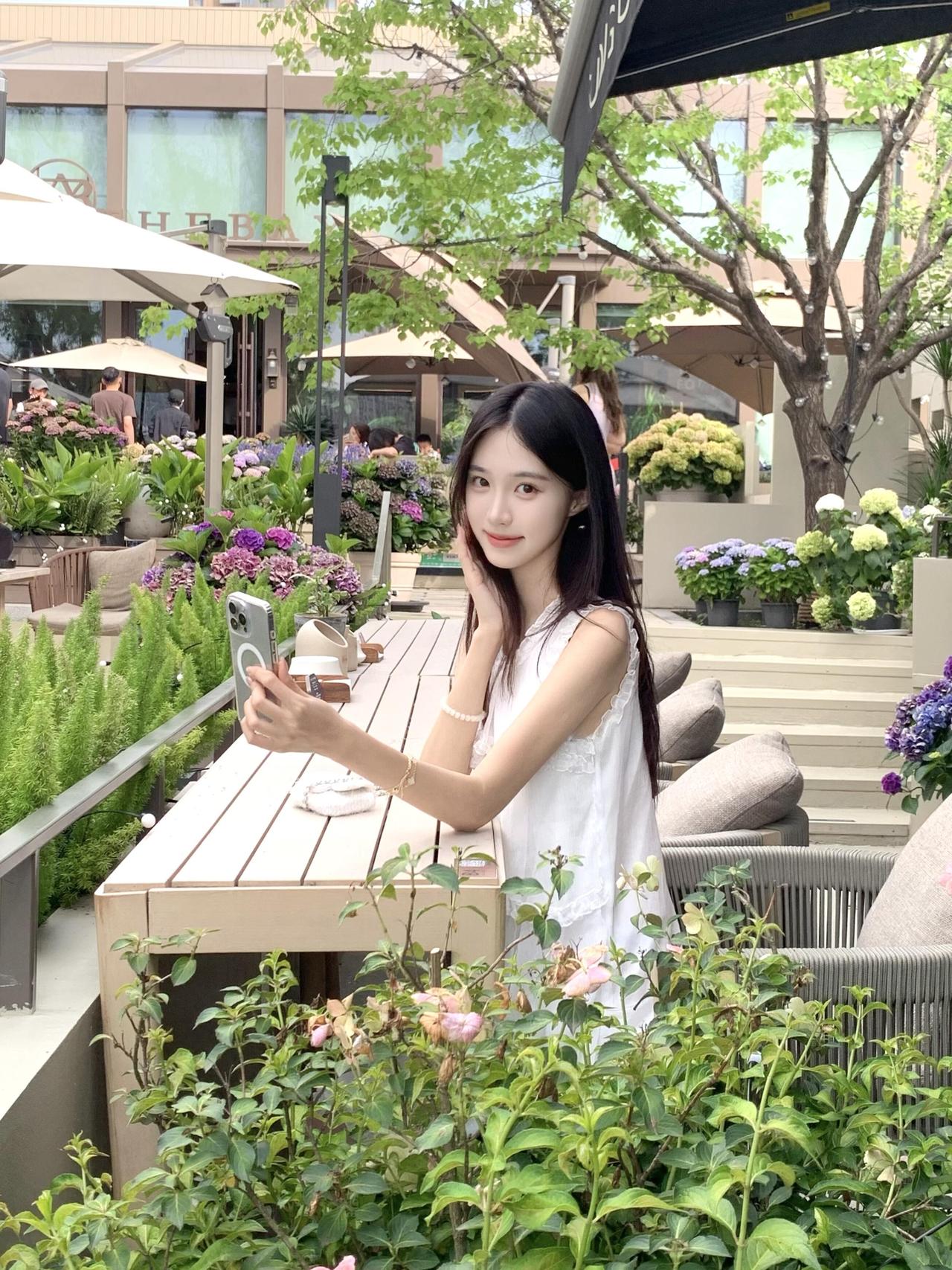 花间人影动，镜中笑语生。