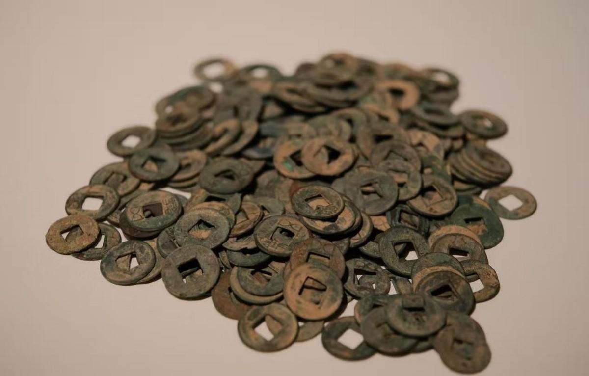 从货币春秋到国家名片，熊猫金属纪念币打造时代印记！在中国货币的长河中，从商周贝