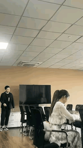 这小伙子有前途，主打一个快准狠，人生大事短短几秒就完成了，而且还不需要别人同意。