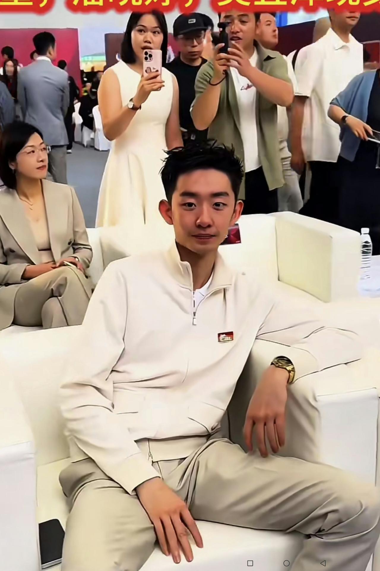 人无完人，金无足赤！大家看看：世界冠军吴宜泽小帅哥人看上去很朴实低调。但实话实
