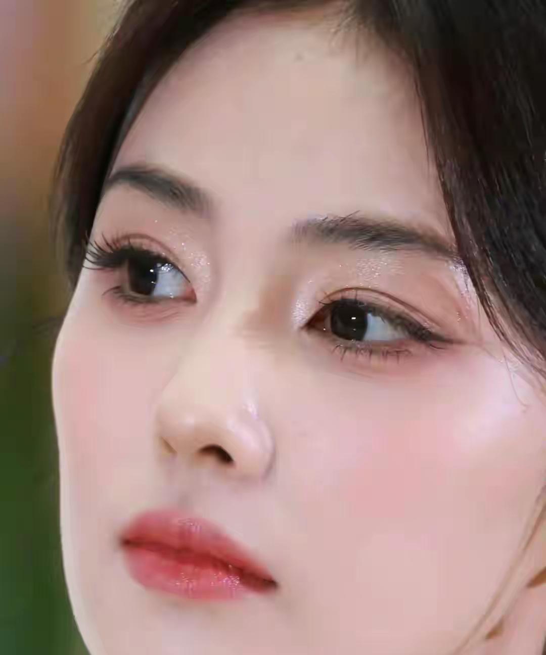 柳叶眉，丹凤眼，是古典美的脸谱白梦妍的颜值确实很棒关键还是妈生脸呢[墨镜]