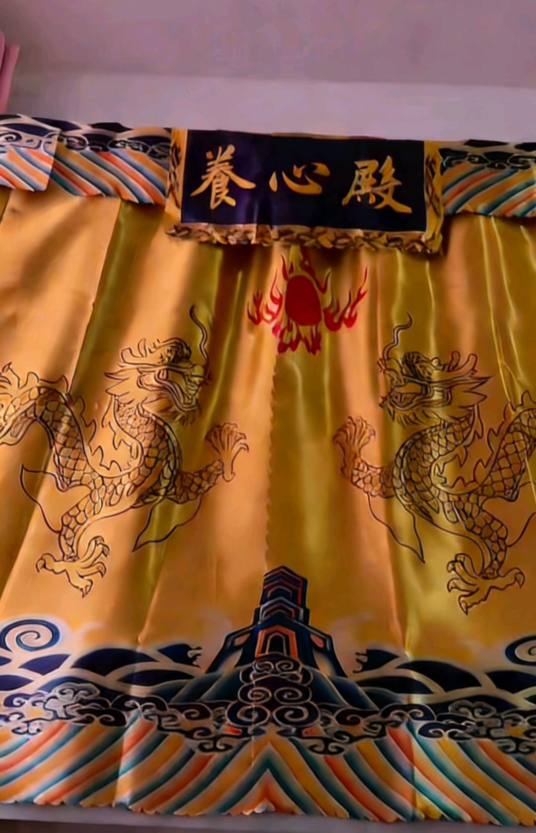 舍友装的床帘子，让他换掉，他也不换，就呲个大牙笑……我住他下铺，像个太监求助各