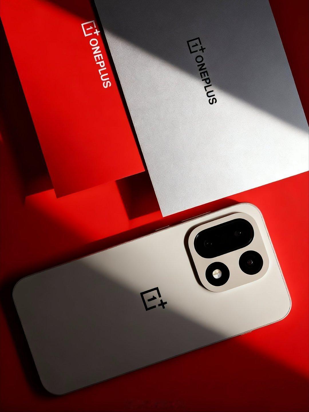 不一次放九张了，慢慢说吧。一加15是一款定位非常清晰的“性能Ultra超旗舰”手