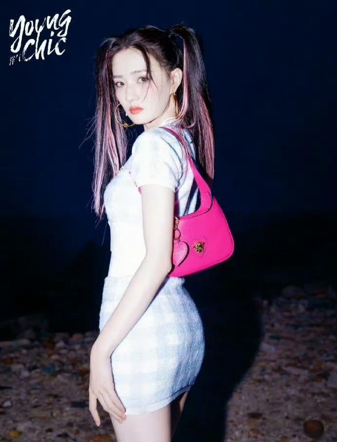 徐璐身材也是很棒喔羡慕图五的摄影师~