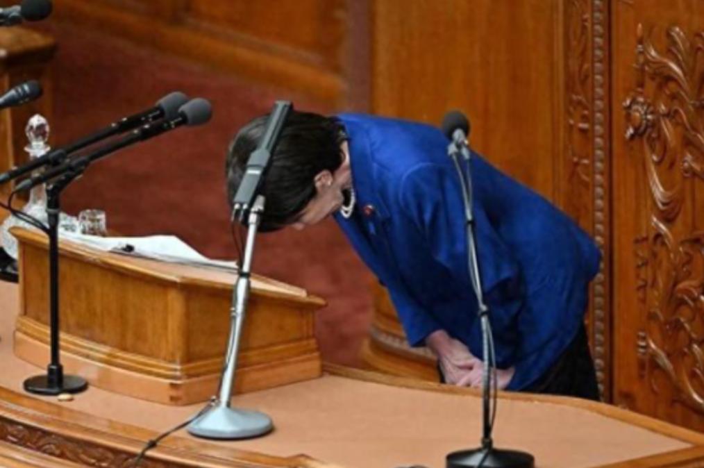 黑金首相现形记！高市早苗被千万元追问戳穿谎言，自民党腐败遮羞布彻底掀开