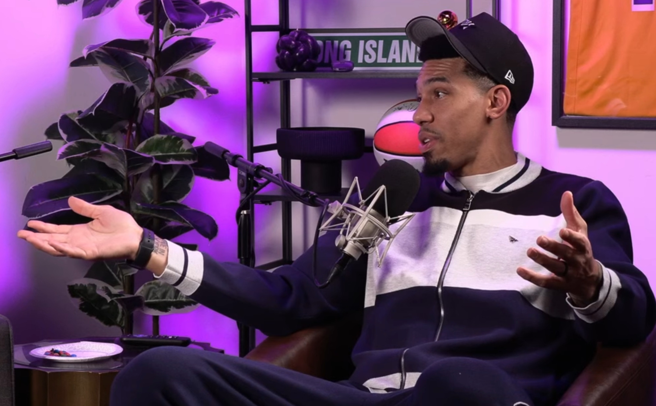 前湖人球员丹尼·格林近日参加播客节目谈到了勒布朗·詹姆斯在湖人的角色定位：“都说