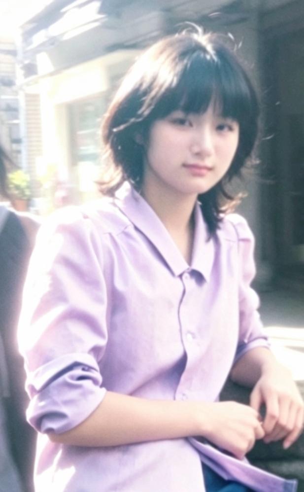 我跟英语是世仇。[呲牙笑]读书时，我也努力过，奈何实在是记不住。后来干脆放弃，英
