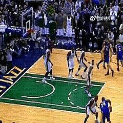 锁喉科比，他笑了2006年季后赛，太阳后卫贝尔一把勒住科比脖子，裁判直接把