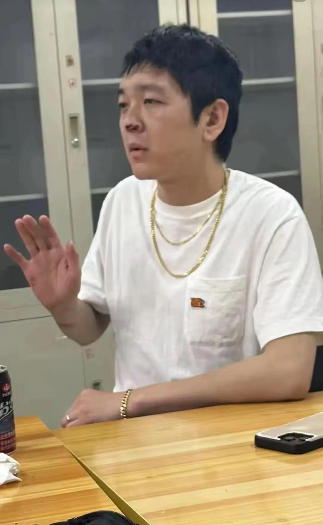 曝马思纯男朋友被打了！调解画面曝光被一拳打中了鼻子[捂脸哭][捂脸哭]还抡起酒瓶子