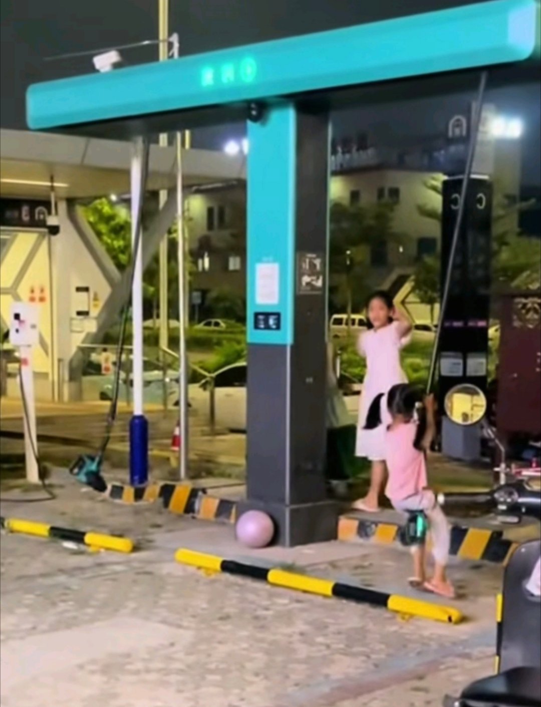 闪充线当秋千，真是要命了不过也验证了比亚迪闪充线真的很轻多名小孩用闪充充电线荡秋