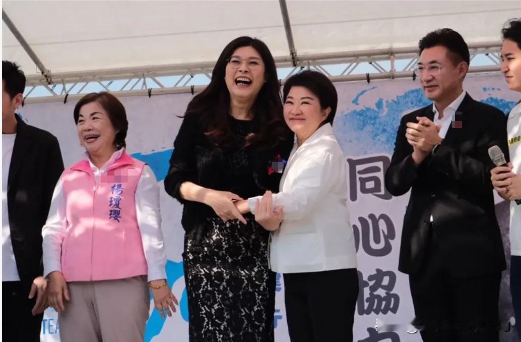 这画面真的太让人感慨了——形势比人强这话真没说错！卢秀燕现在彻底“倒向”郑