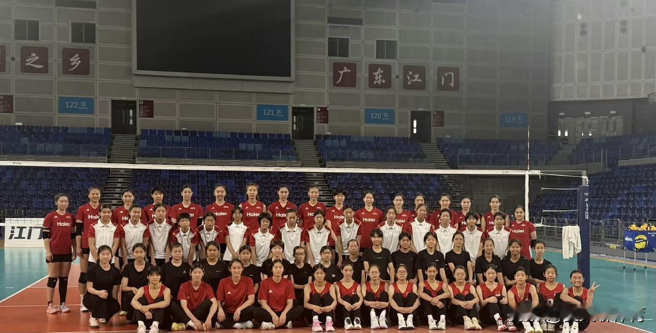 中国女排广东江门集训17人大合照，王梦洁去治疗伤病缺席，金佳宝和朱星辰从北京赶往