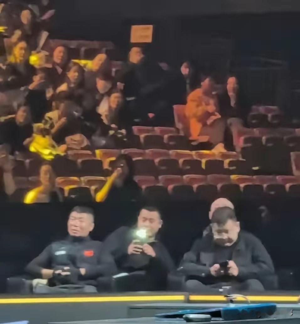 莎莎昨天那场，又被闪光灯晃了。不是对手打得多凶也不是比分咬得多死。是