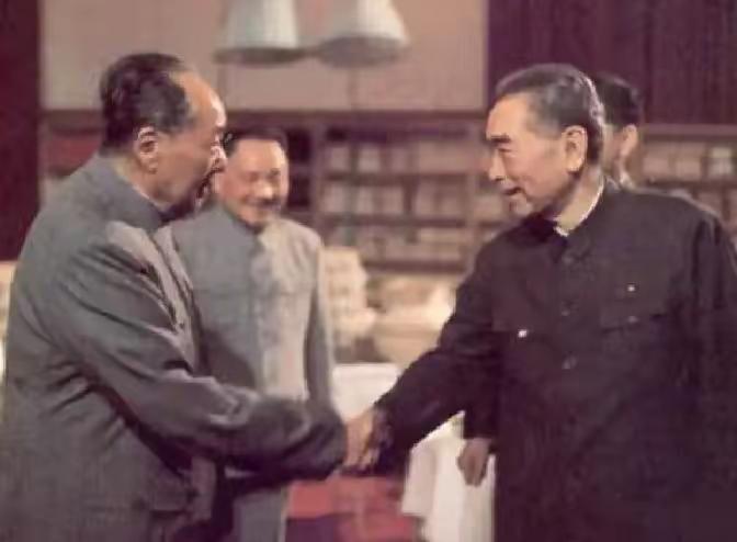 一次，毛主席打电话找周总理：“恩来同志在干什么？”值班人员：“睡觉了。”毛主席又