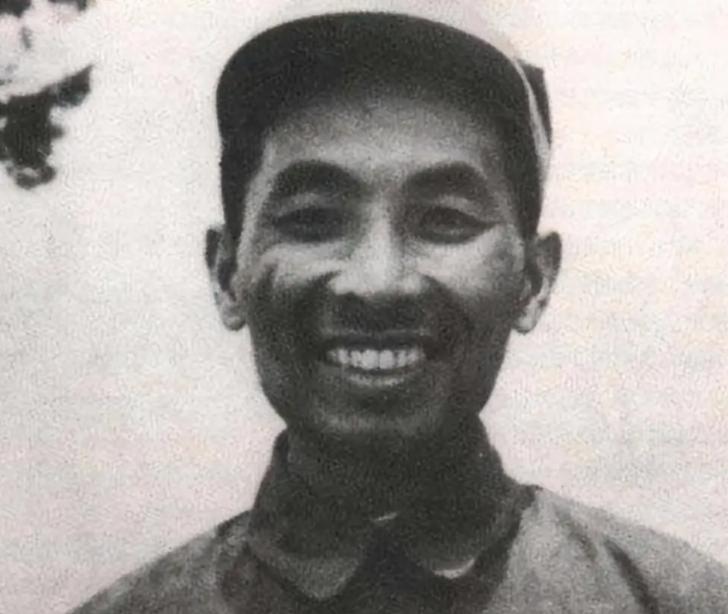 1935年，红军师长写好投降信准备带全师投敌，21岁政委听完连夜拍桌：“绑了！”