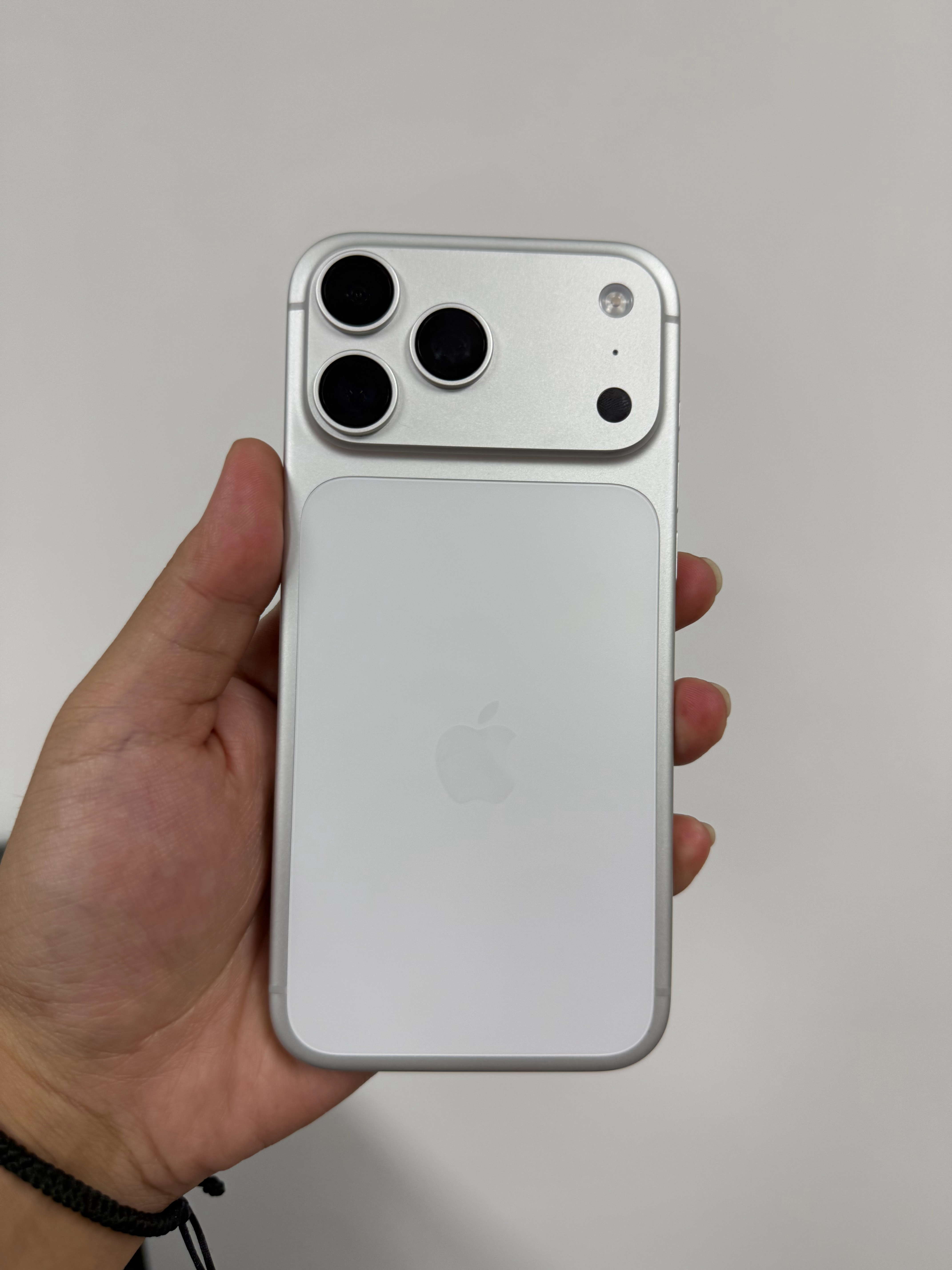 外观没磕碰,屏幕钢化膜都没碎。用不了不到一个月的17ProMax摔了一下就这样