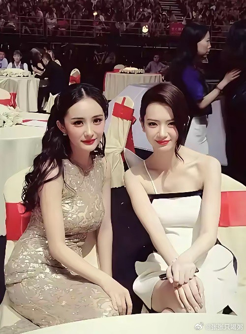 杨幂和女明星合影唯一输掉的一次，她旁边这位确实要比她白很多！