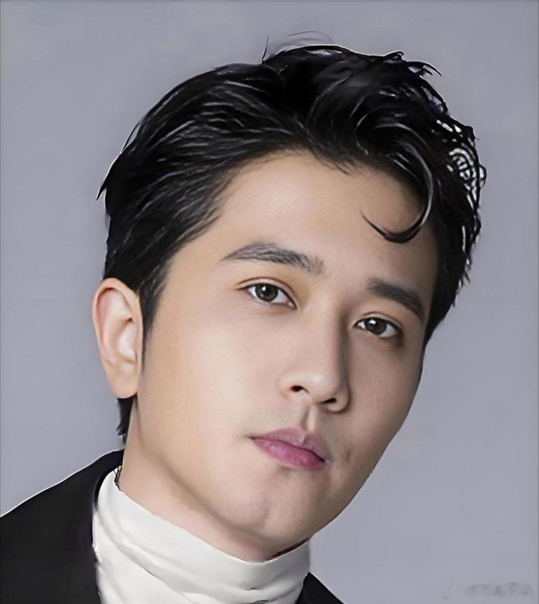 徐志胜:“你有多高？”彭冠英“192cm。”徐志胜满脸羡慕。彭冠英却说:“不要羡