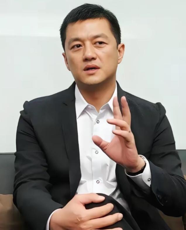 李亚鹏直播哭了，自爆十年前跟黄晓明借钱，黄晓明只回了四个字，至今再也没提过。
