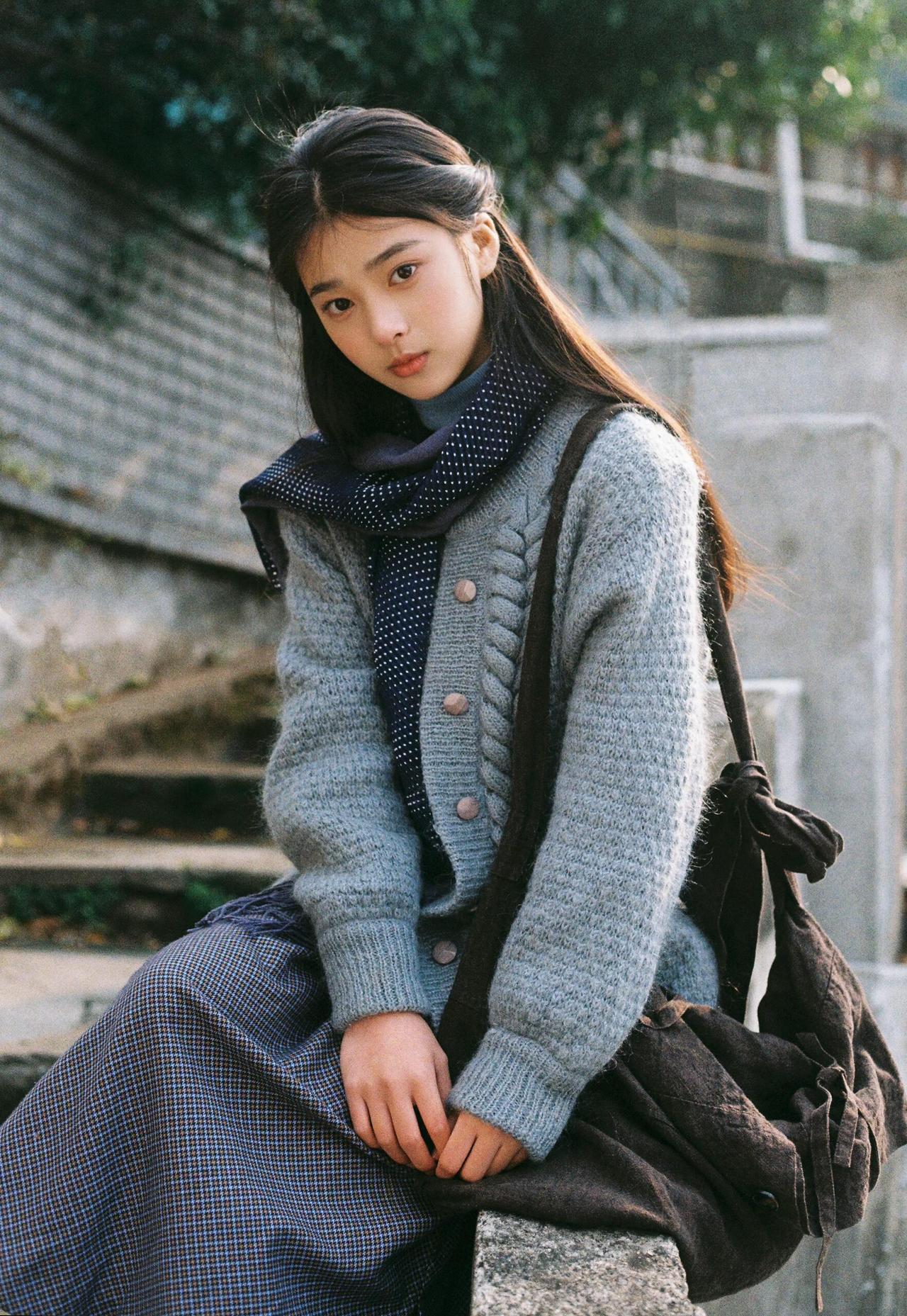 其实，冬日里那种静静的老墙街拍，出来的照片也是非常赞的。侧影照片以老建筑墙面为